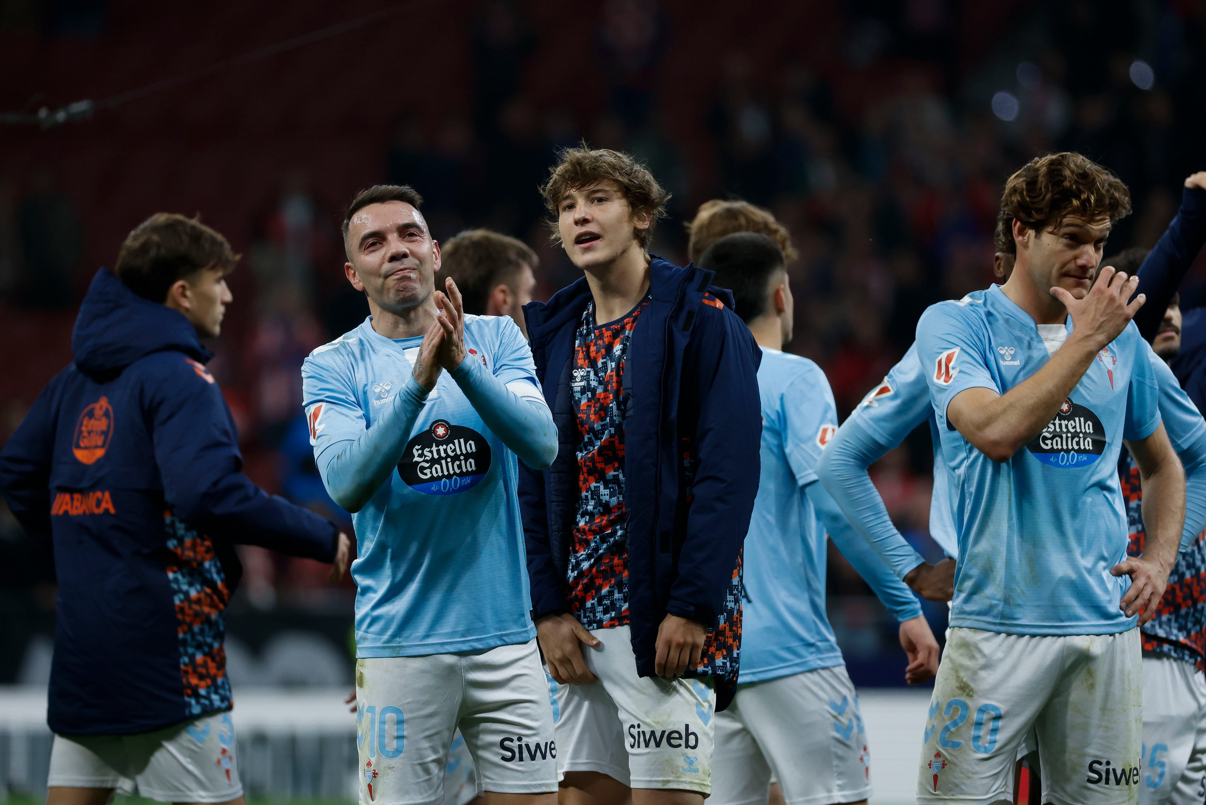 MADRID, 15/02/2025.- Los jugadores del Celta de Vigo se felicitan tras el partido de LaLiga que han disputado el Atlético de Madrid y el Celta de Vigo este sábado en el estadio Riyadh Air Metropolitano, en Madrid. EFE/Mariscal
