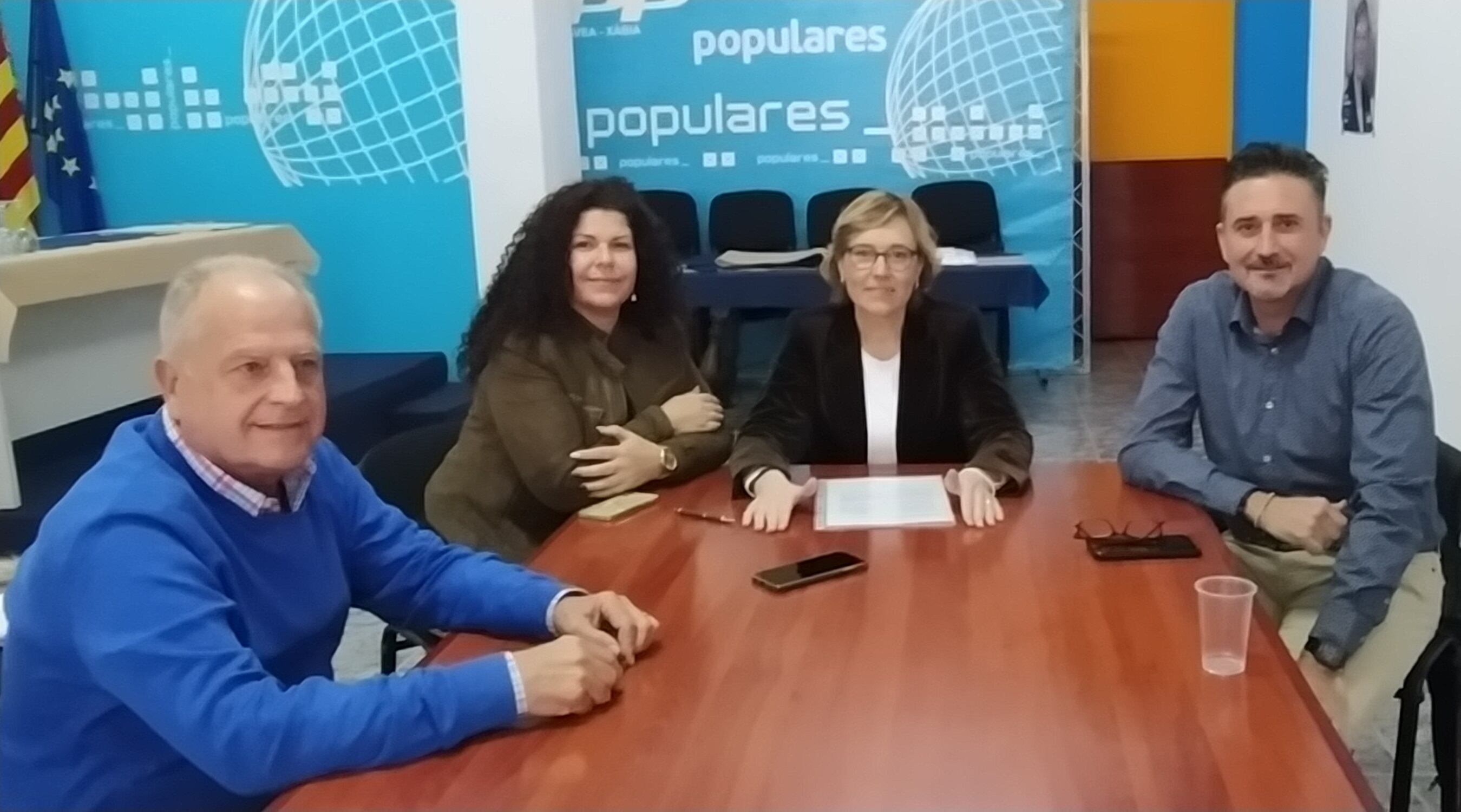 Rosa Cardona, en el centro, acompañada por concejales del PP y el presidente del partido.