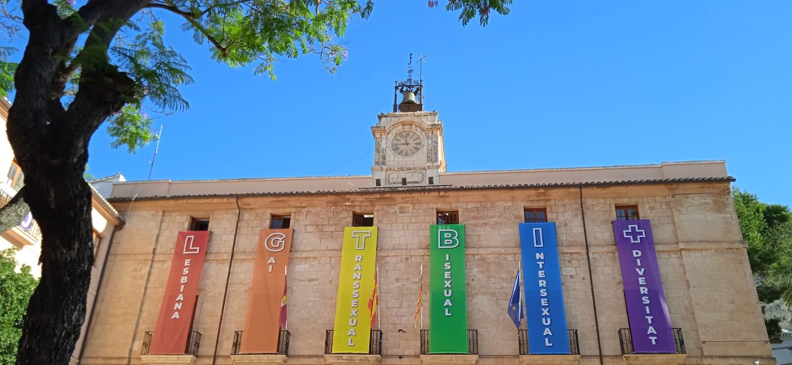 Intervención plástica en la fachada del ayuntamiento de Dénia, con motivo del día del Orgullo LGTBI+.