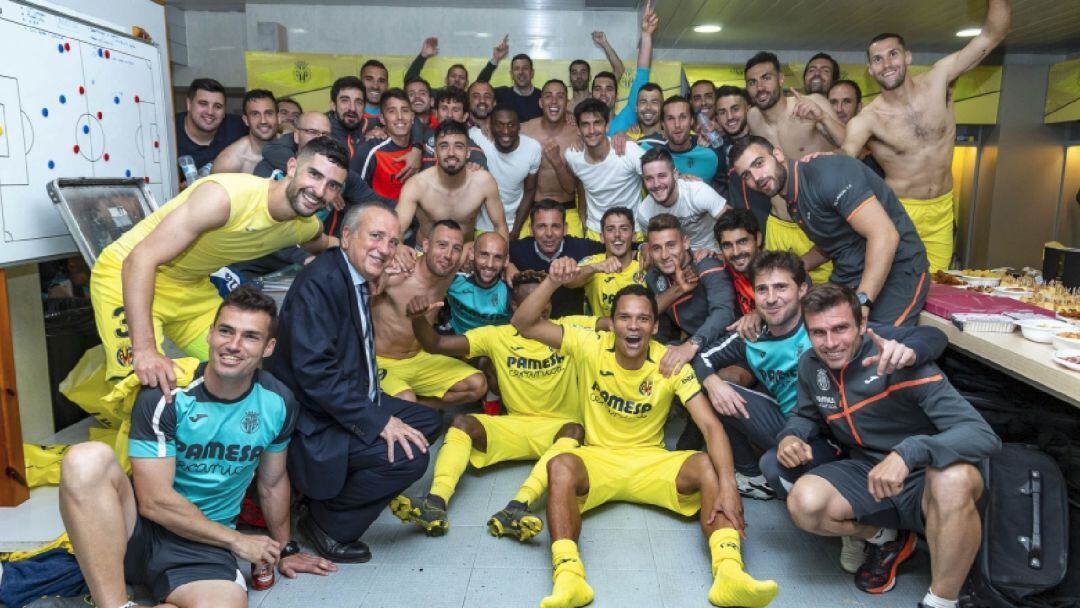 La plantilla del Villarreal CF celebró en el vestuario la permanencia en primera división