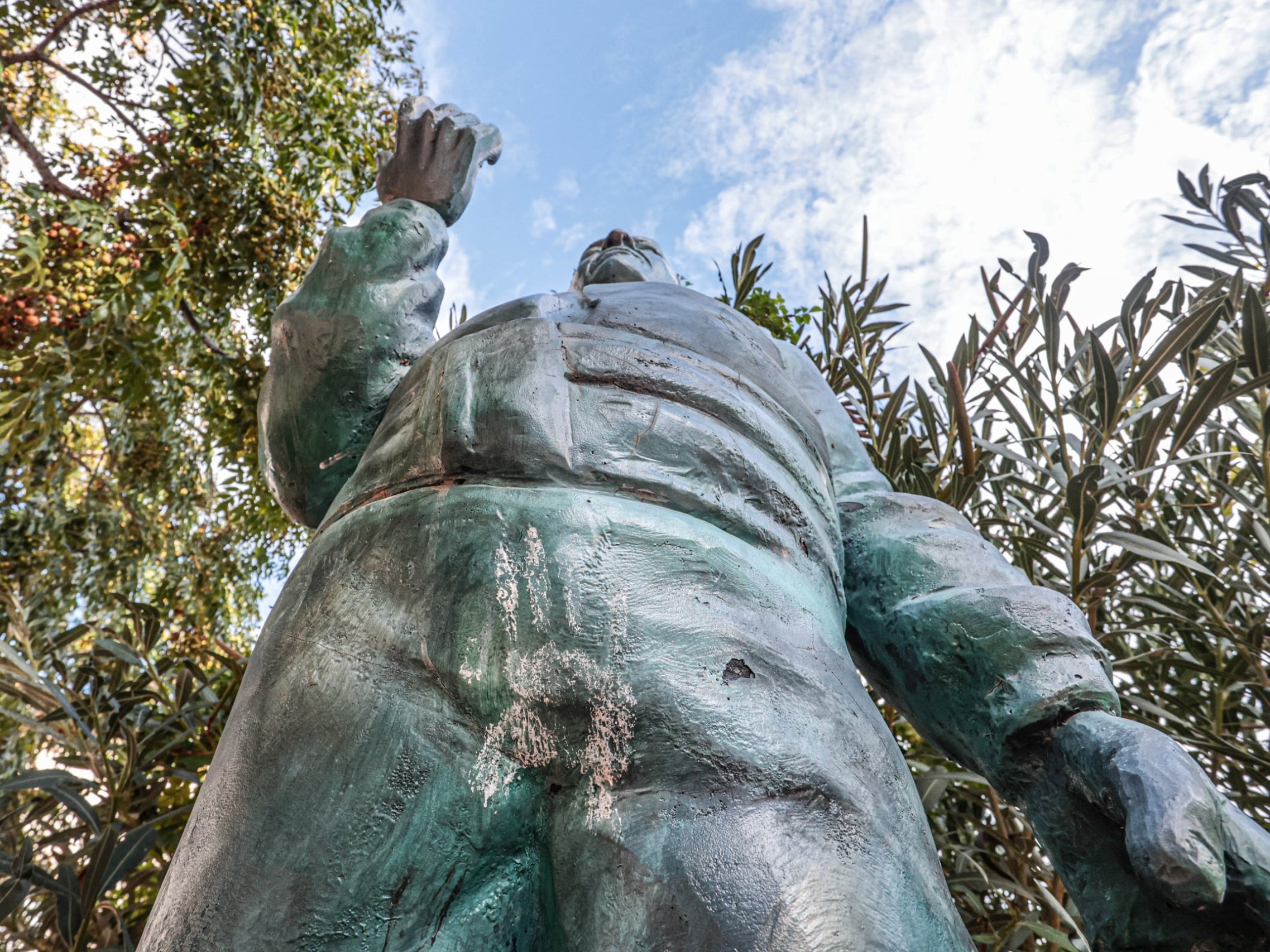 La estatua dedicada al poeta eldense Francisco Ganga, conocido como “El Seráfico”, ha amanecido con varias pintadas.