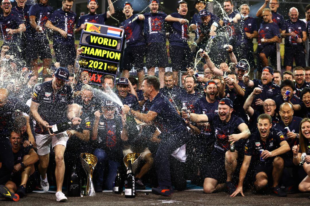 Verstappen celebra la victoria del Mundial de Fórmula 1 con su equipo