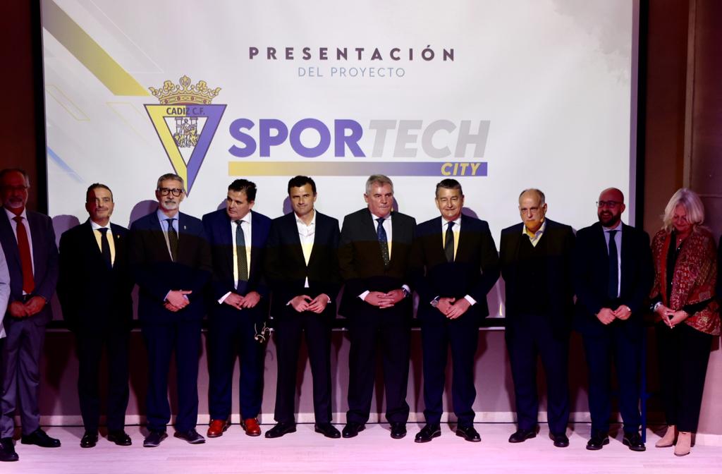 Las autoridades presentes en la presentación de Sportech City