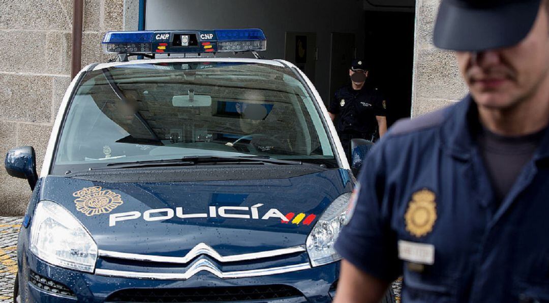 Los agentes intervinieron del interior del domicilio 10.000 euros en efectivo, diversas sustancias estupefacientes y útiles de preparación de dosis, así como diversa documentación y efectos relacionados con el ejercicio de la prostitución