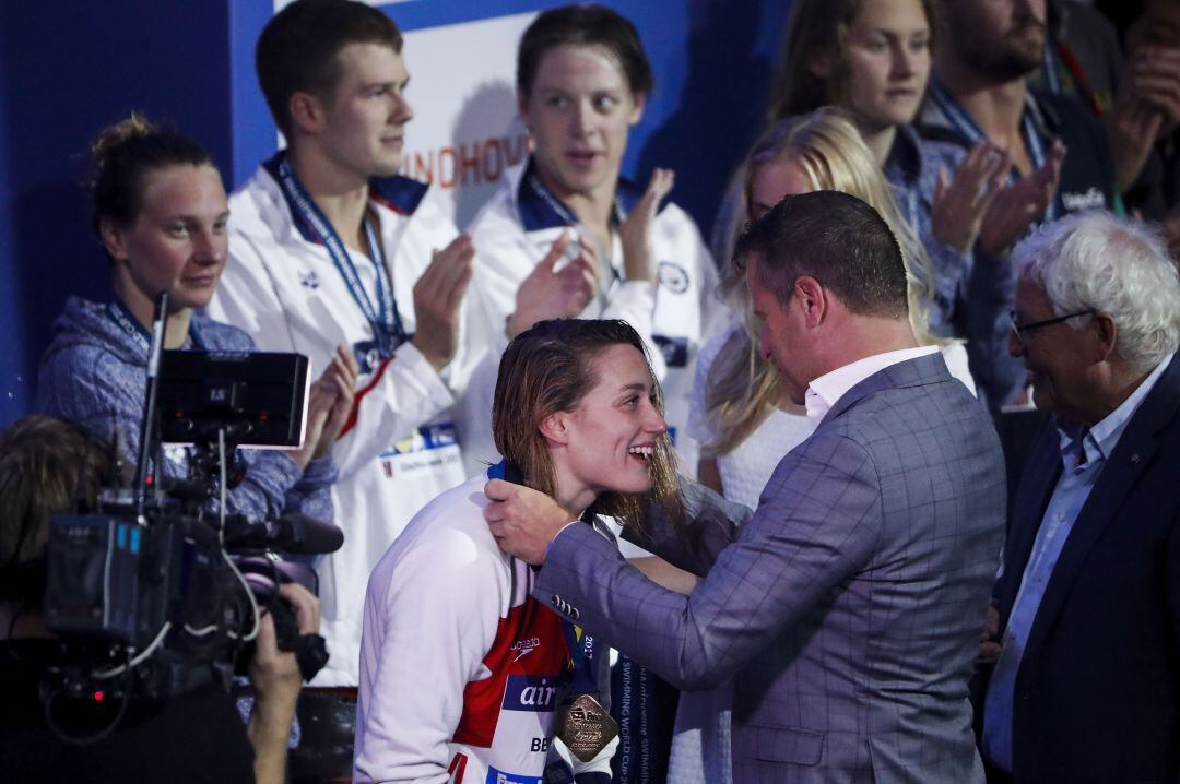 Mireia Belmonte recibe el oro. 