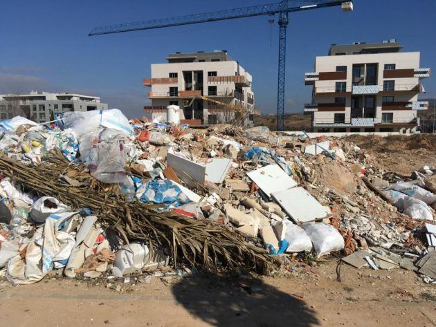 Solar lleno de escombros y basura en la calle Maruja Mallo