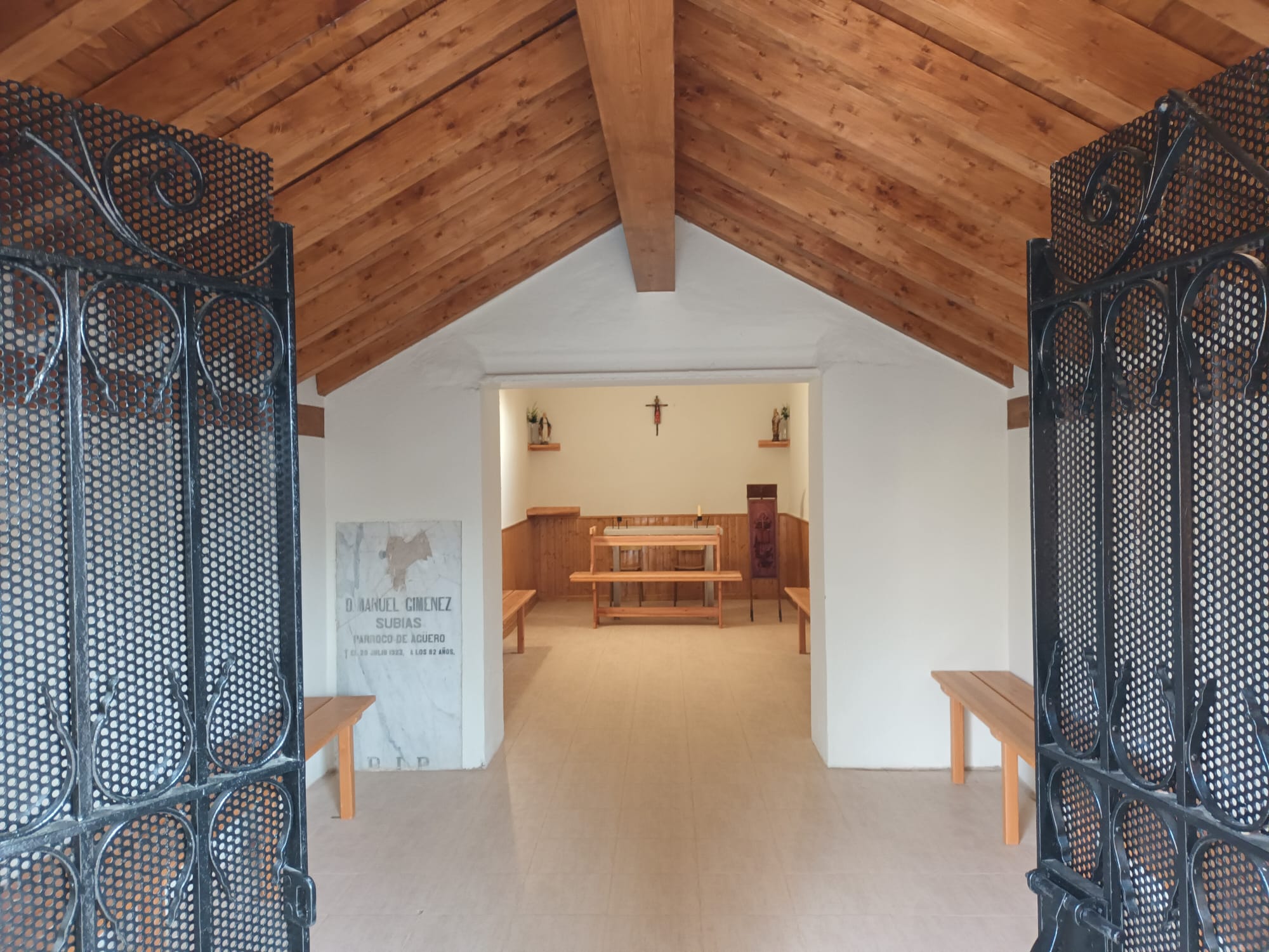 Interior de la capilla del cementerio municipal de Tabernas del Isuela