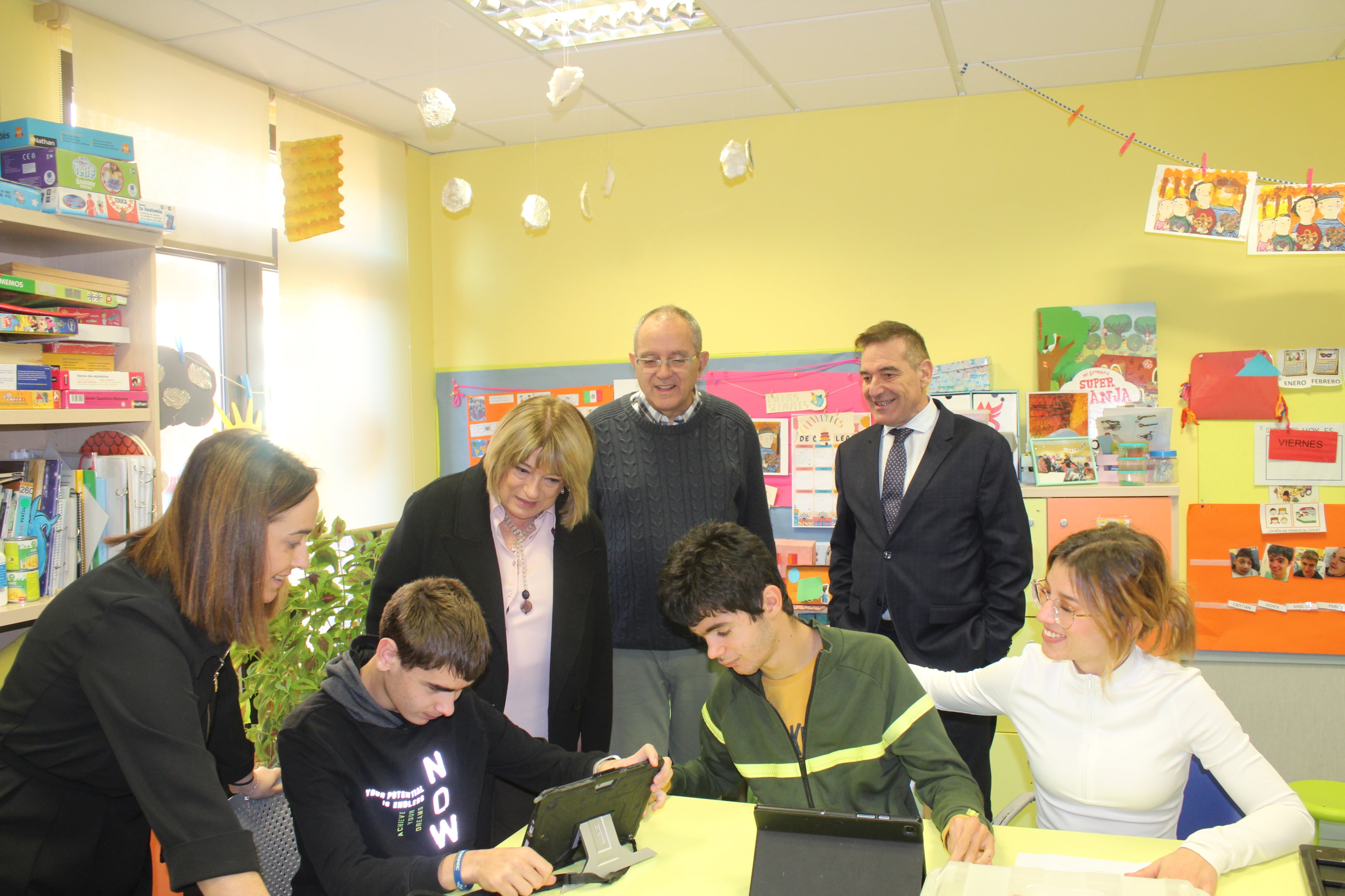 La consejera de Educación, junto a otros responsables, visitando Aspace Huesca