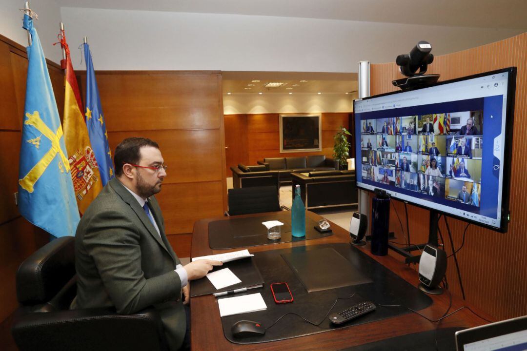 El presidente, Adrián Barbón, antes de iniciar la reunión entre comunidades y el jefe del Ejecutivo central, Pedro Sánchez.  