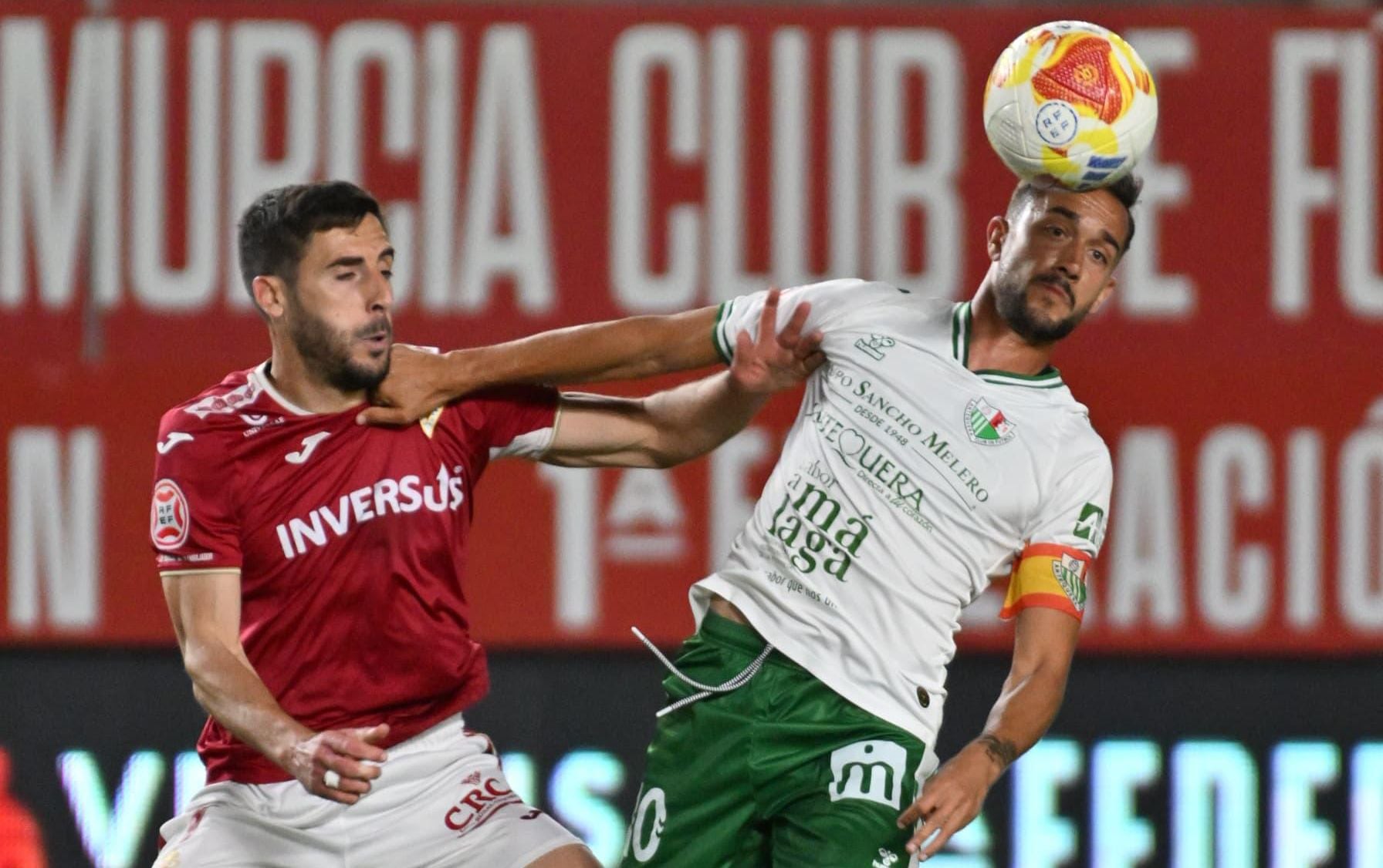 Moyita, del Real Murcia, pugna un balón ante un jugador del Antequera