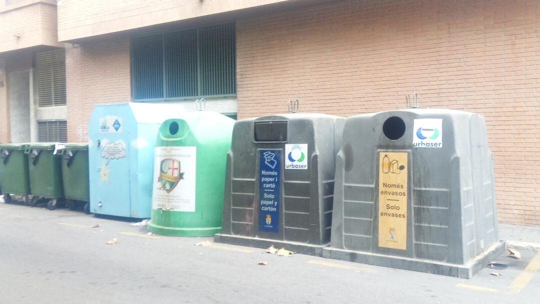 Foto de archivo de diferentes contenedores de recogida selectiva en Dénia.