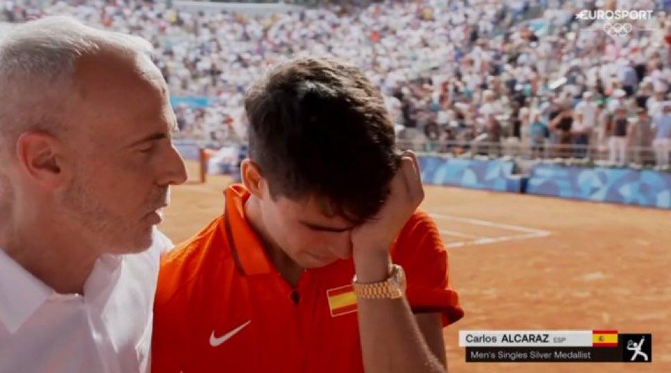 Carlos Alcaraz no puede contener las lágrimas después de haber perdido la final frente a Novak Djokovic