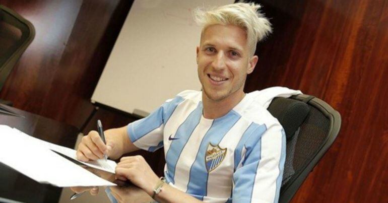 Keko Gontán, en el momento de la firma de su contrato con el Málaga