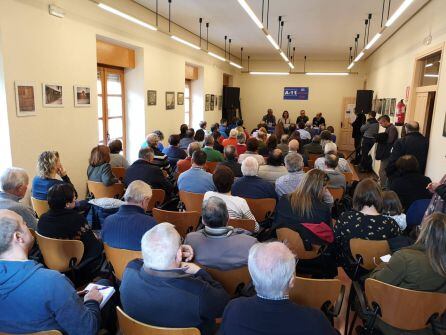 Vecinos de Peñafiel durante el encuentro con Barcones e Izquierdo