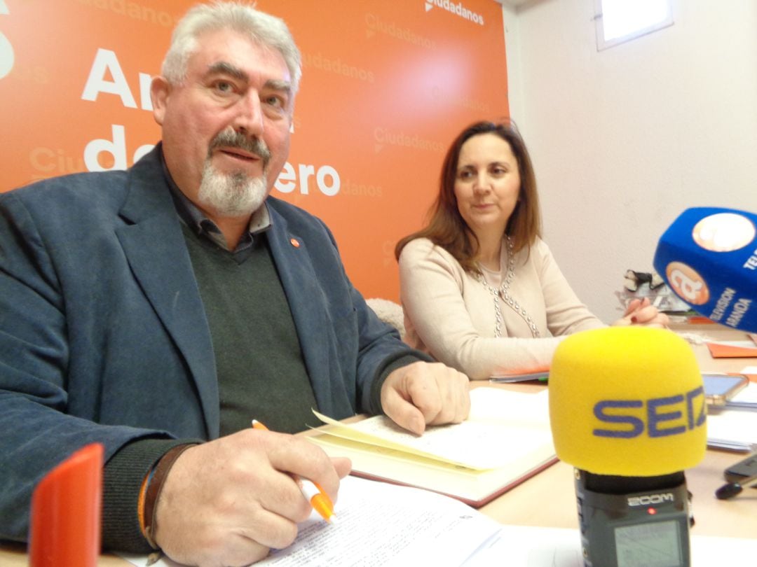 José Ignacio Delgado, acompañado de la concejal arandina Elia Salinero