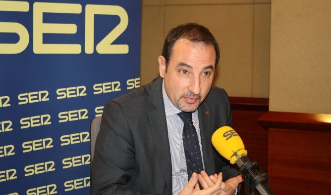 El conseller d'Interior, Ramon Espadaler, als estudis de Ràdio Barcelona