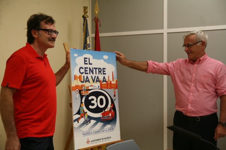 Presentación de la campaña de circulación a 30 km/h en el centro de Valencia a cargo del alcalde Ribó y el concejal Grezzi