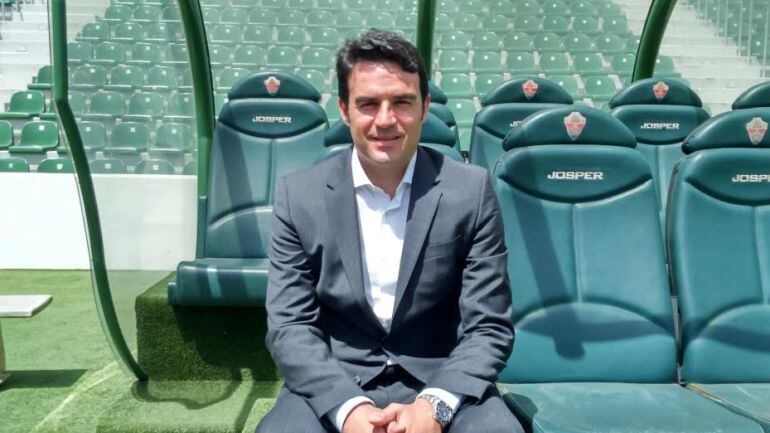 El entrenador del Elche C.F. Alberto Toril en el estadio Martínez Valero