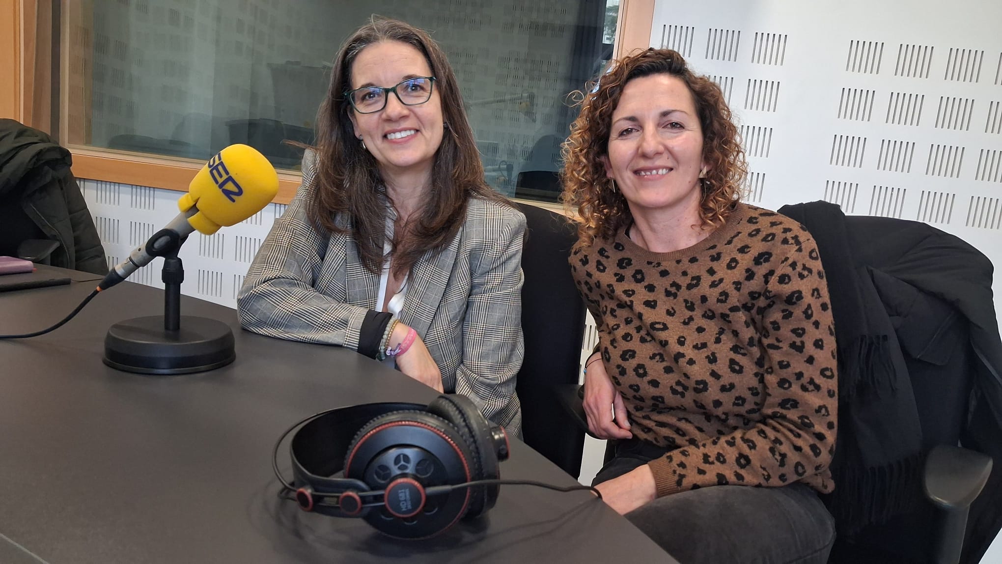 Elena Martos (d), técnico de la concejalía de Feminismo, y Raquel López, concejala de Feminismo de Fuenlabrada