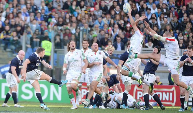 &#039;Drop goal&#039; de Duncan Weir por encima de la defensa italiana.