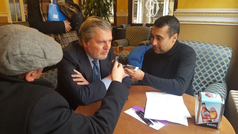 En el centro el candidato del PP al Congreso Íñigo Méndez de Vigo