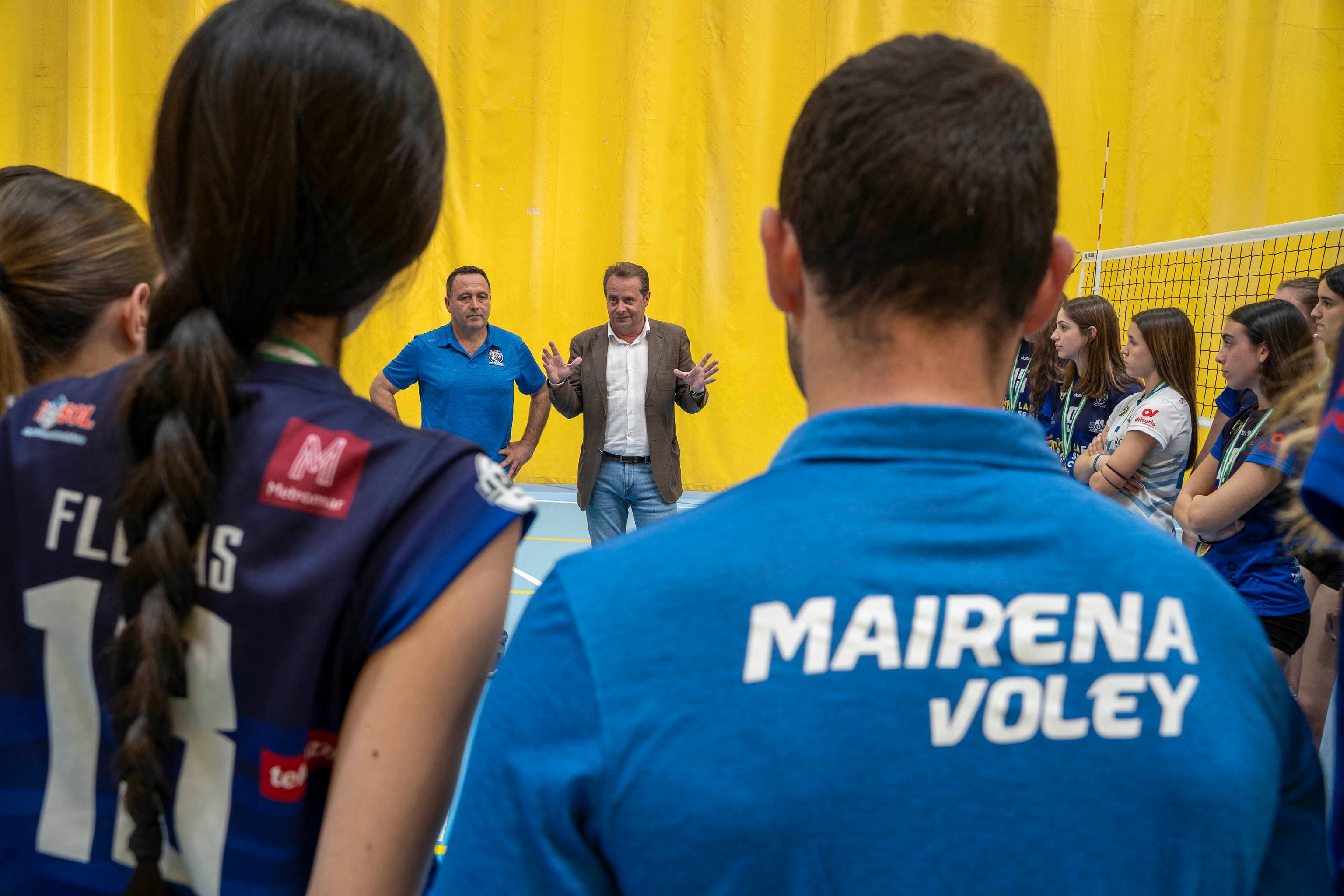 Antonio Conde, alcalde de Mairena del Aljarafe, se dirige a un grupo de jugadoras del club de Voley