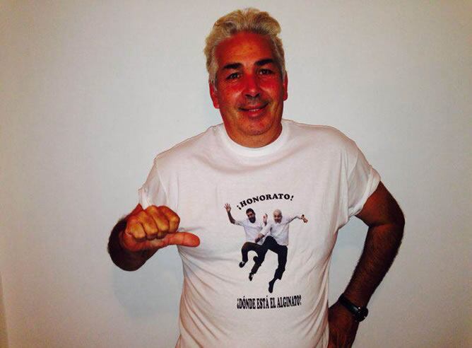 Honorato con las camisetas con la rima que le ha hecho famoso.