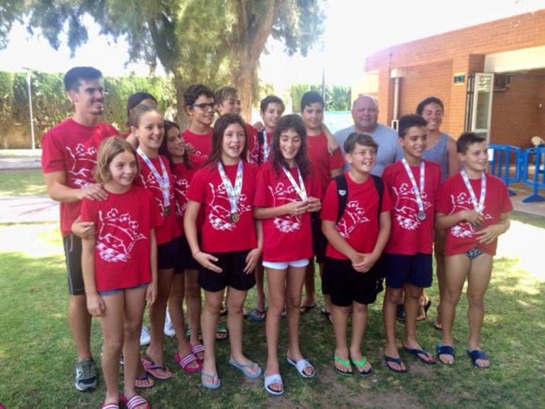 Magnífico papel el de los nadadores benjamines del Centro Excursionista Eldense