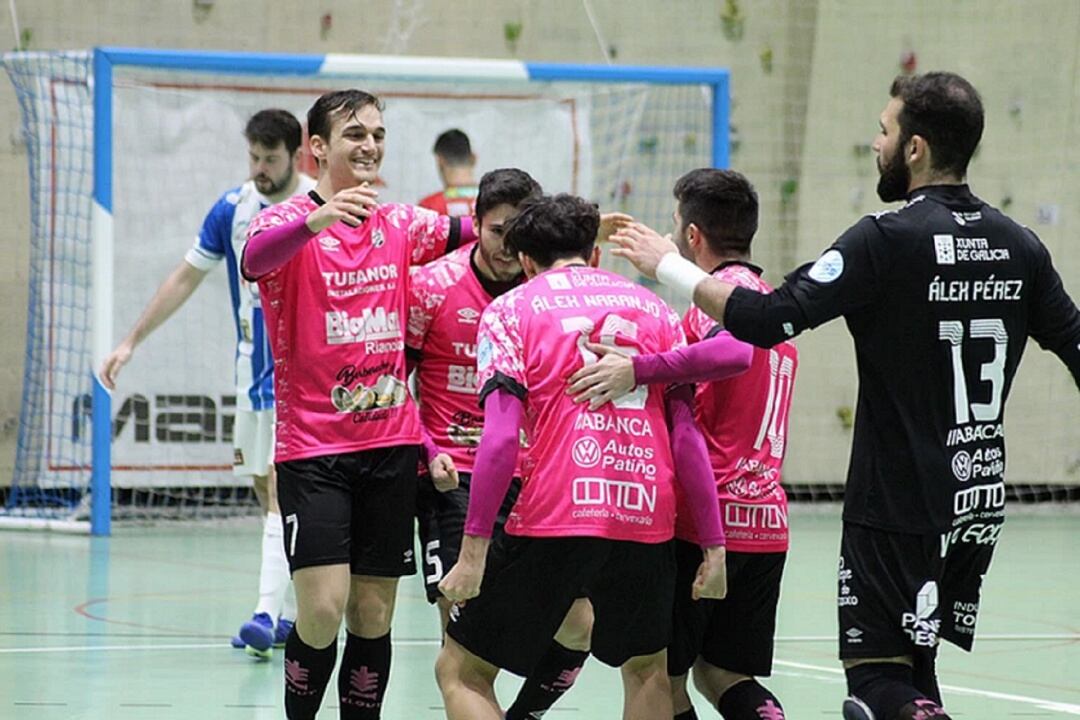 Los jugadores del Noia celebran uno de los tantos marcados en Benavente