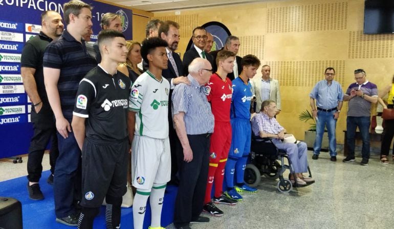 Ángel Torres, presidente azulón, posó con las nuevas equipaciones, concejales del ayuntamiento de Getafe y socios del club del Coliseum.