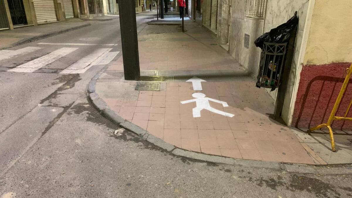 El Ayuntamiento de Jódar señaliza el sentido de dirección de los peatones