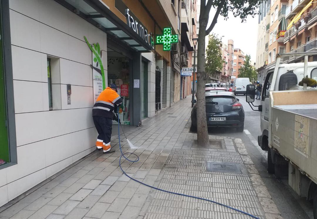 Un operario del servicio de limpieza viaria trabajando en una calle de Alicante