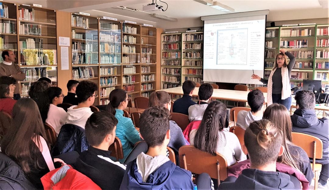 Imagen de una conferencia sobre drogodependencias con jóvenes de la provincia