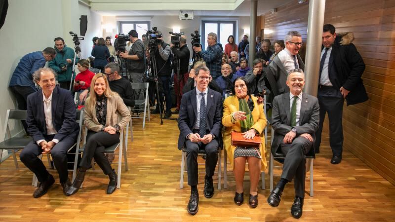 El presidente de La Rioja, Gonzalo Capellán; la presidenta del Parlamento de La Rioja, Marta Fernández, y el alcalde de Logroño, Conrado Escobar, han asistido a la entrega del galardón &#039;José Lumbreras, periodista&#039; | Gobierno de La Rioja