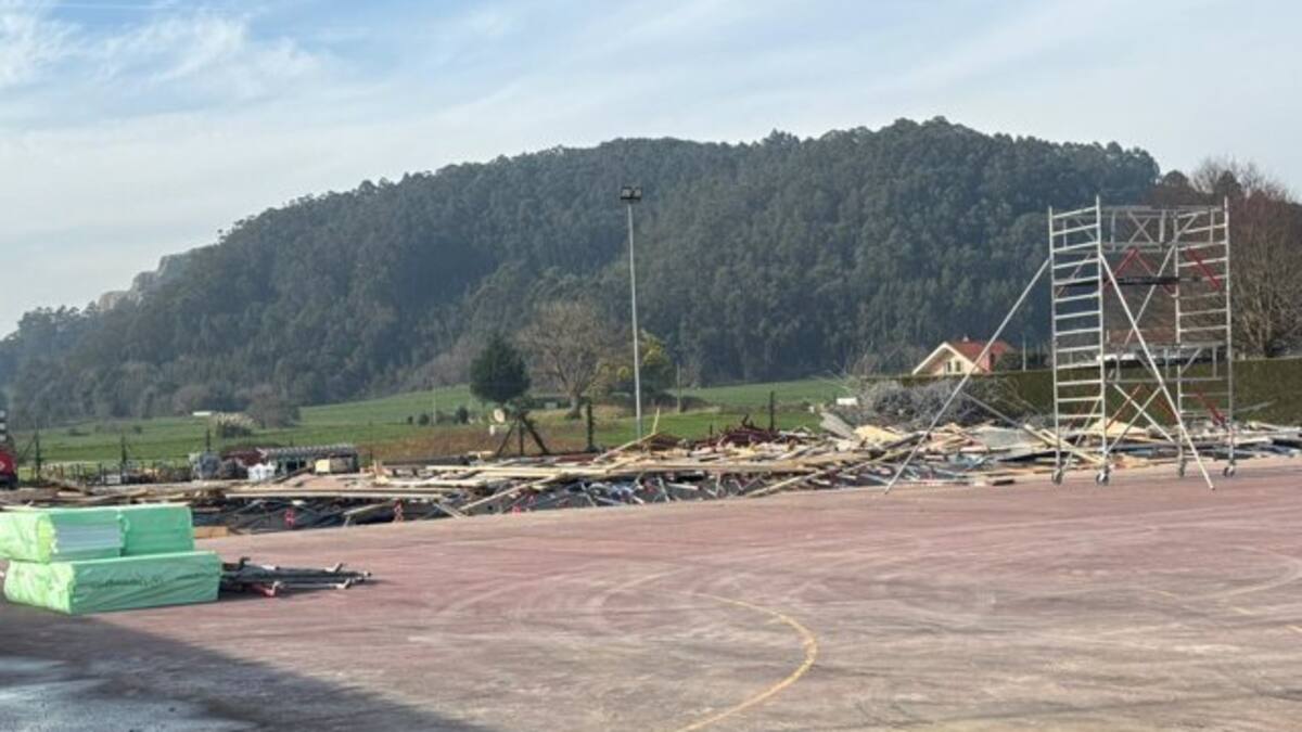 Dos trabajadores resultan heridos tras desplomarse parte de la cubierta del Pabellón Deportivo de Escobedo en Camargo