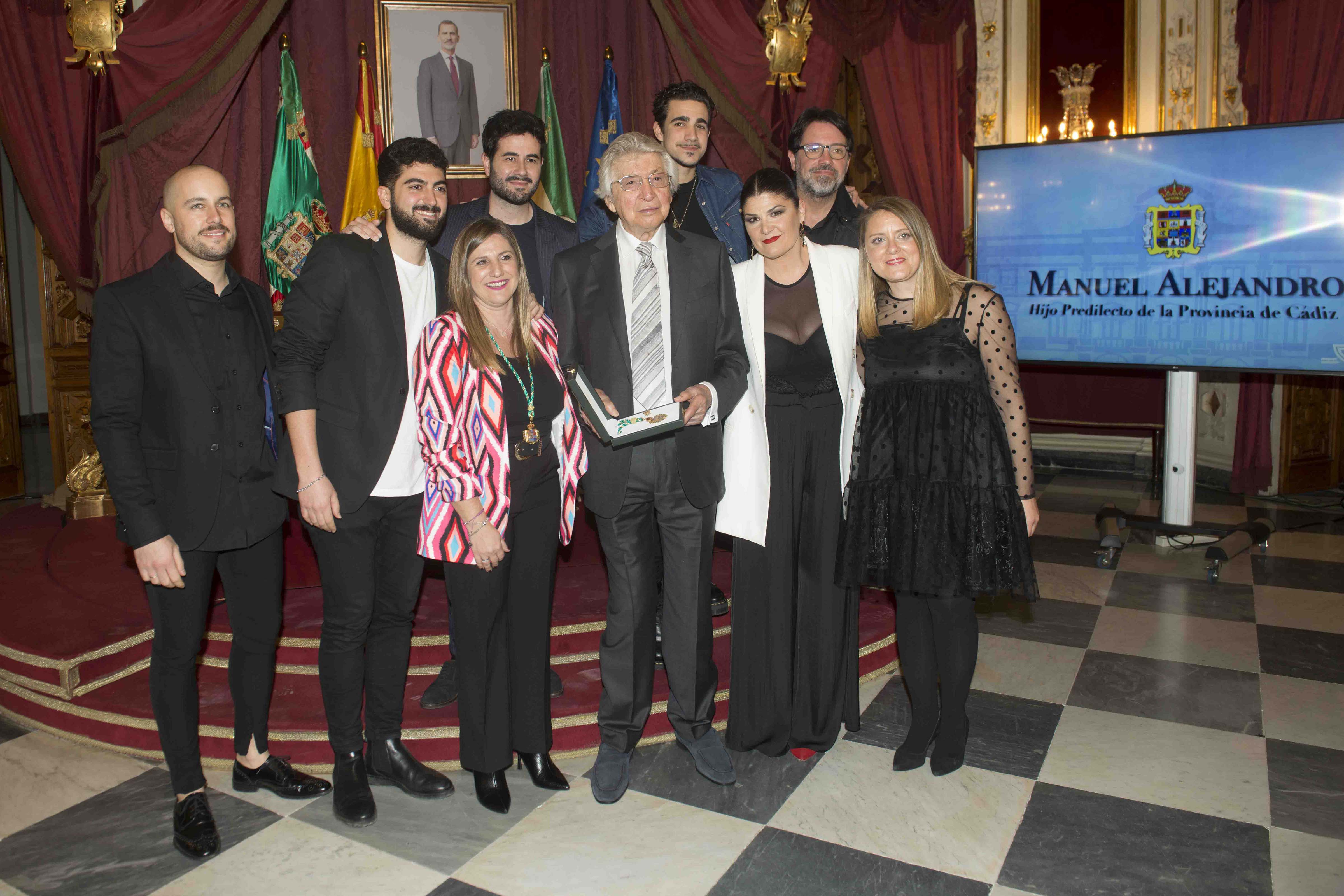 Manuel Alejandro e Irene García, rodeados de los artistas que participaron en su homenaje en la Diputación