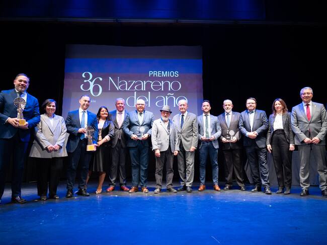 Foto de familia de los galardonados junto con la autoridades de Málaga y la provincia