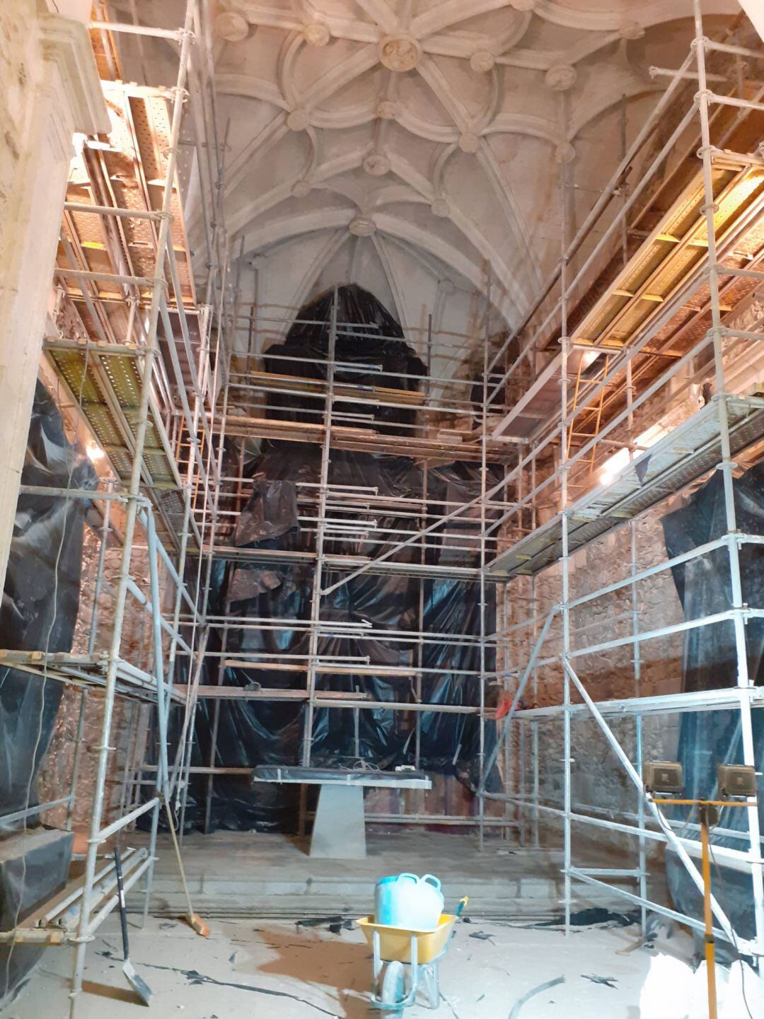 Interior de la iglesia de Palazuelos de Eresma durate las obras