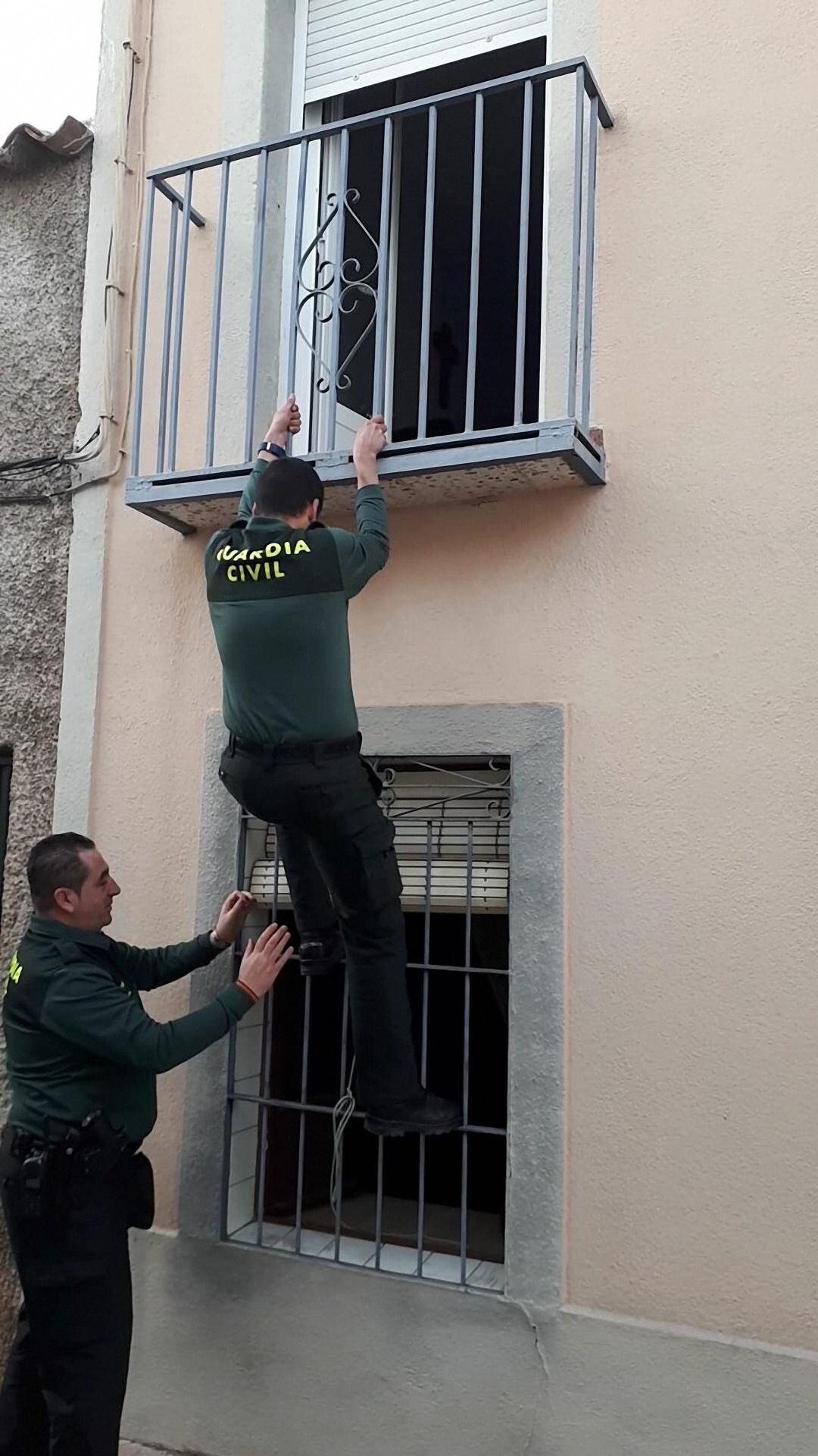 Guardia Civil intentando acceder a la vivienda.