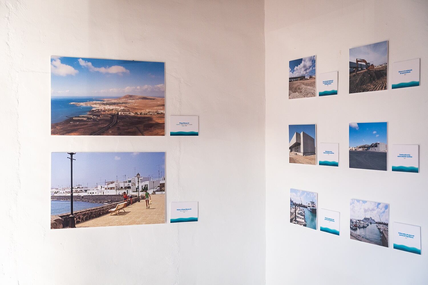 Algunas de las imágenes expuestas en Playa Blanca.