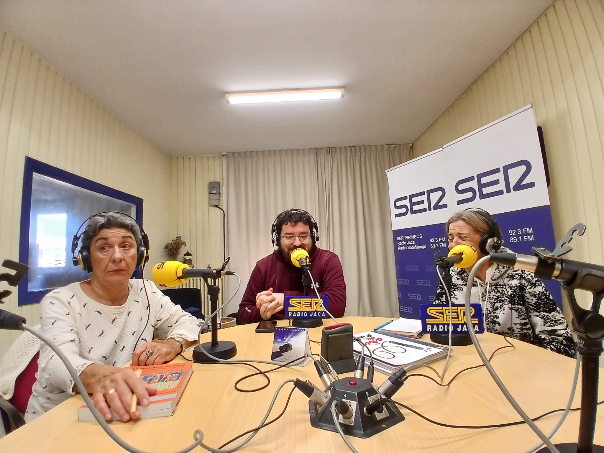 Juan Bernabeu (vicepresidente de Acurba y portavoz), Rossana d'Angelli (socia) y Pili Buesa (presidenta de Acurba) en los estudios de SER Pirineos