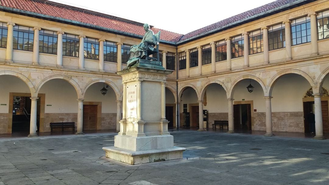 Claustro del edificio histórico de la Universidad de Oviedo, sede del Rectorado