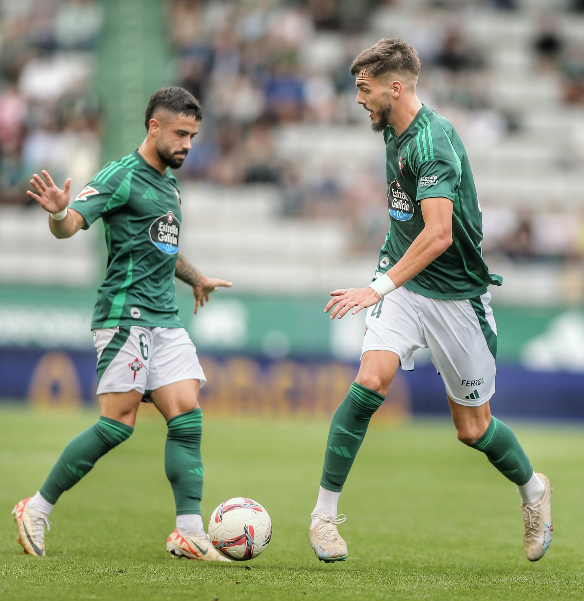 Álvaro Sanz y Aleksa Puric coinciden en una jugada del Racing-Mirandés de A Malata (foto: Mero Barral / Cadena SER)