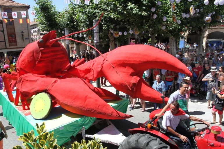 Desfile de carrozas y de peñas por las calles de Herrera de Pisuerga (Palencia)