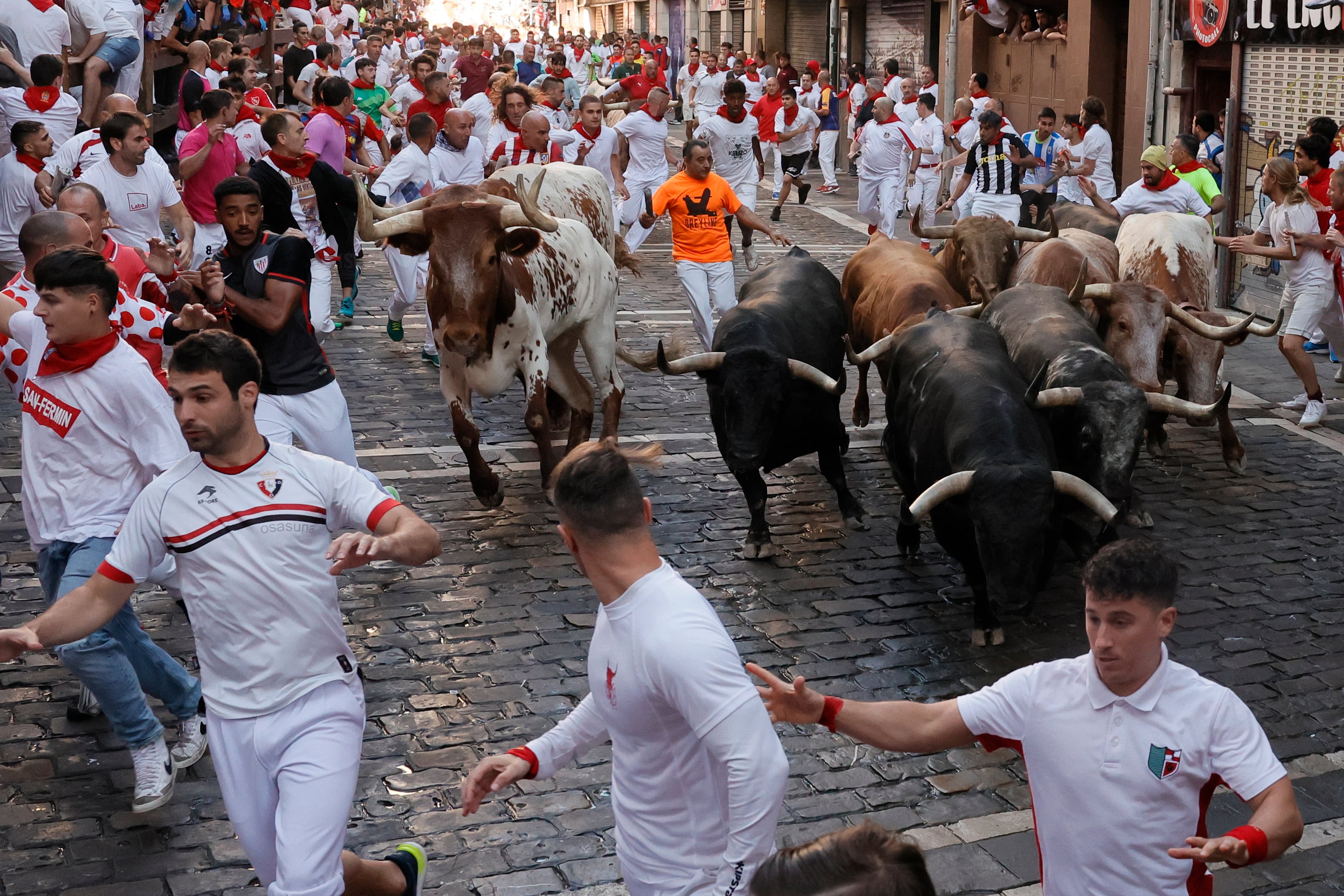 Los mozos, durante el cuarto encierro de los Sanfermines 2022 con toros de la ganadería La Palmosilla