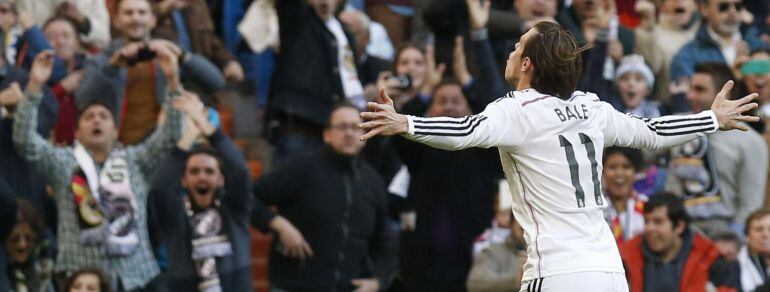 El centrocampista galés del Real Madrid Gareth Bale celebra el segundo gol de su equipo ante el Espanyol en un libre directo