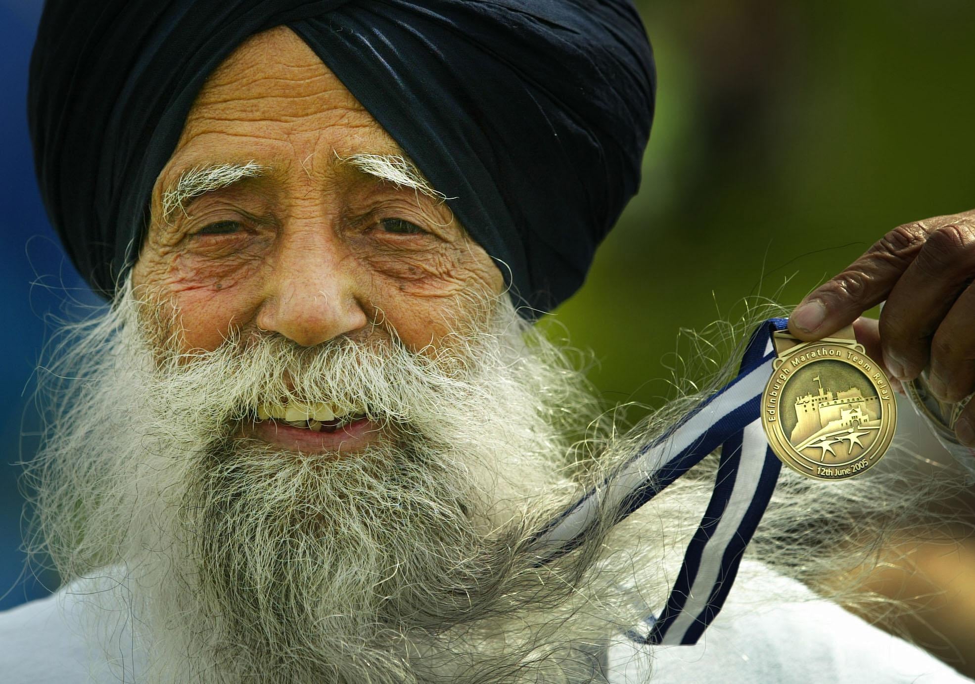 Fauja Singh celebra, cuando tenía 94 años, la maratón de Edimburgo