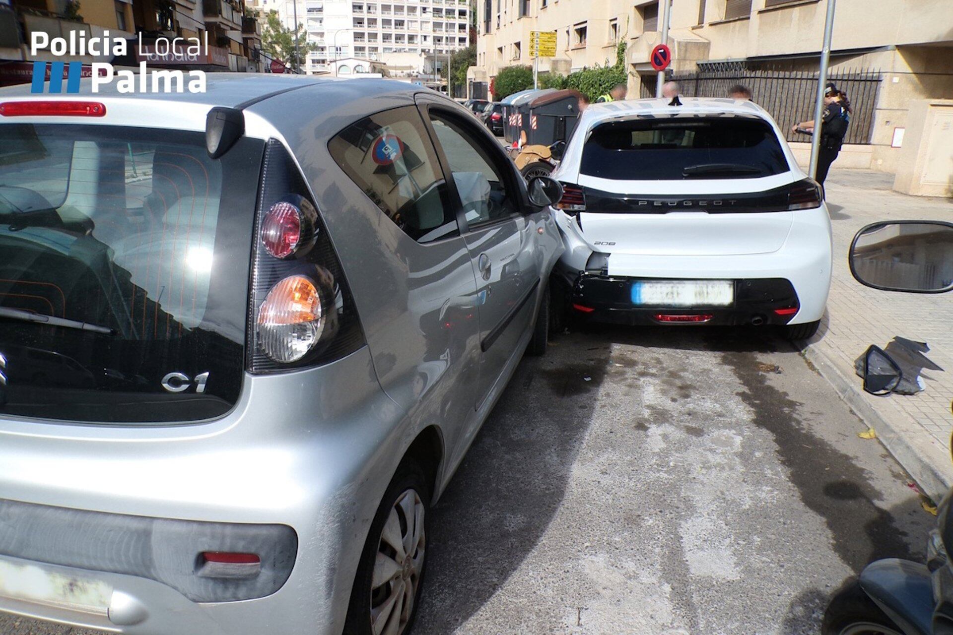 Una conductora, de 72 años y nacionalidad española, se asustó por la presencia de una araña en su vehículo, por lo que dio un volantazo y chocó contra otro coche y tres motocicletas en la calle Joan Miró de Palma.