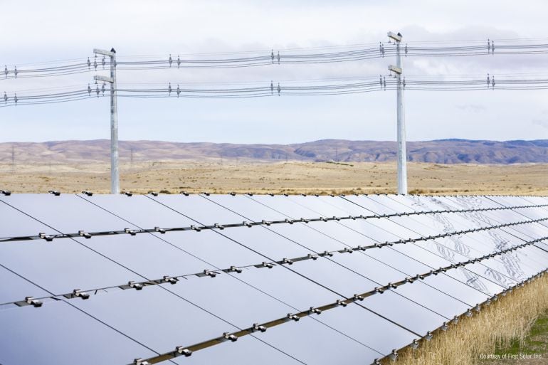 Paneles solares de una empresa en Tucson, Arizona (EE.UU.) situados en una zona desértica donde las temperaturas superan los 37 grados centígrados. 