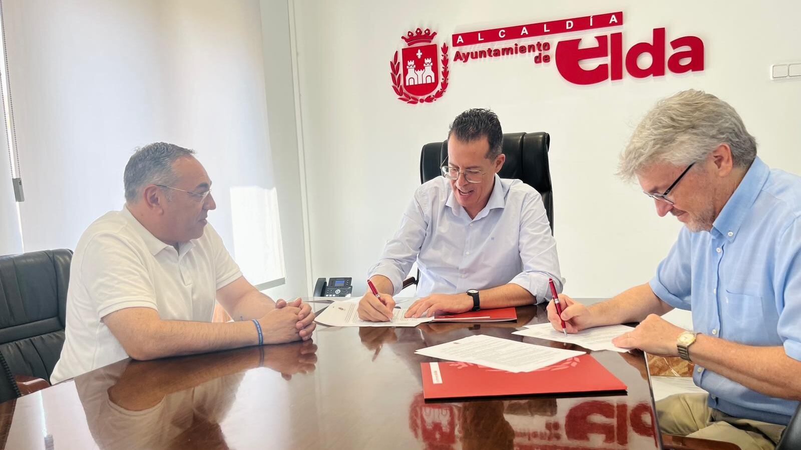 Enrique Quílez, concejal de Deportes de Elda; Rubén Alfaro, alcalde del municipio; y Rogelio García, presidente del Centro Excursionista Eldense; durante la firma del convenio